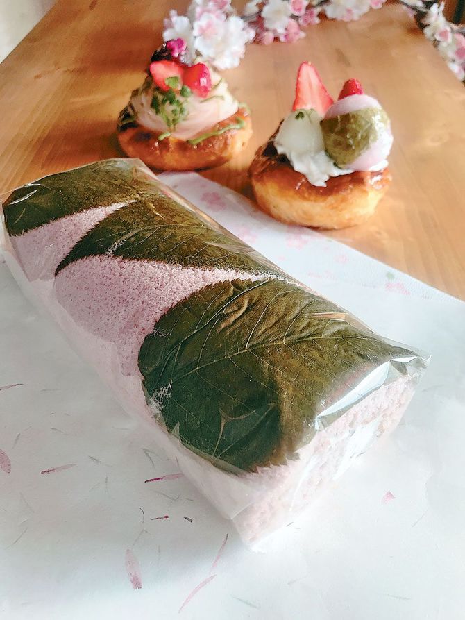 商品は予約も可能。黒磯店では店の周りに咲く桜が鑑賞できます