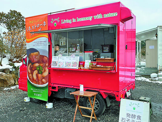 真っ赤なキッチンカーが目を引く