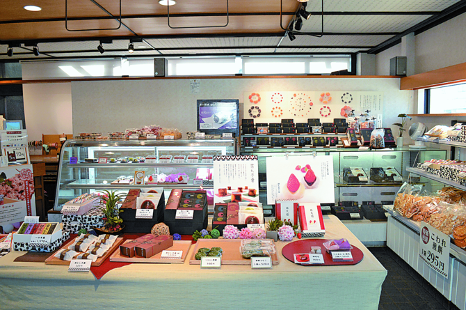 代表銘菓「あさつき塩まめ大福」をはじめ、季節の和菓子が並びます