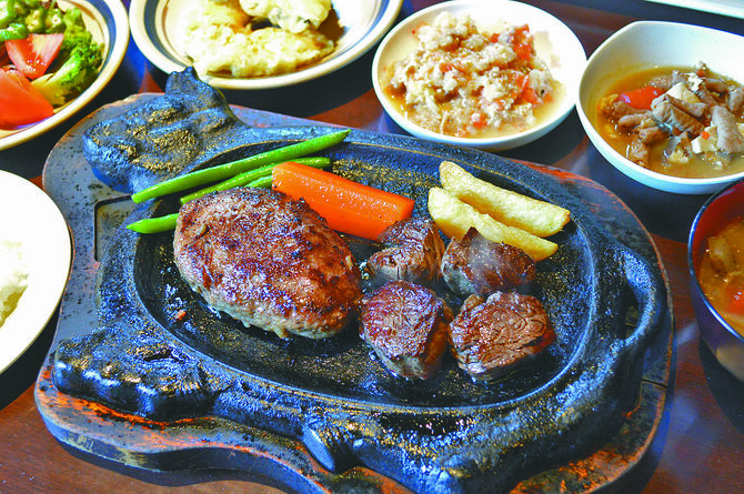 肉汁あふえる「サイコロステーキ(120㌘)&ハンバーグステーキ(130㌘)」