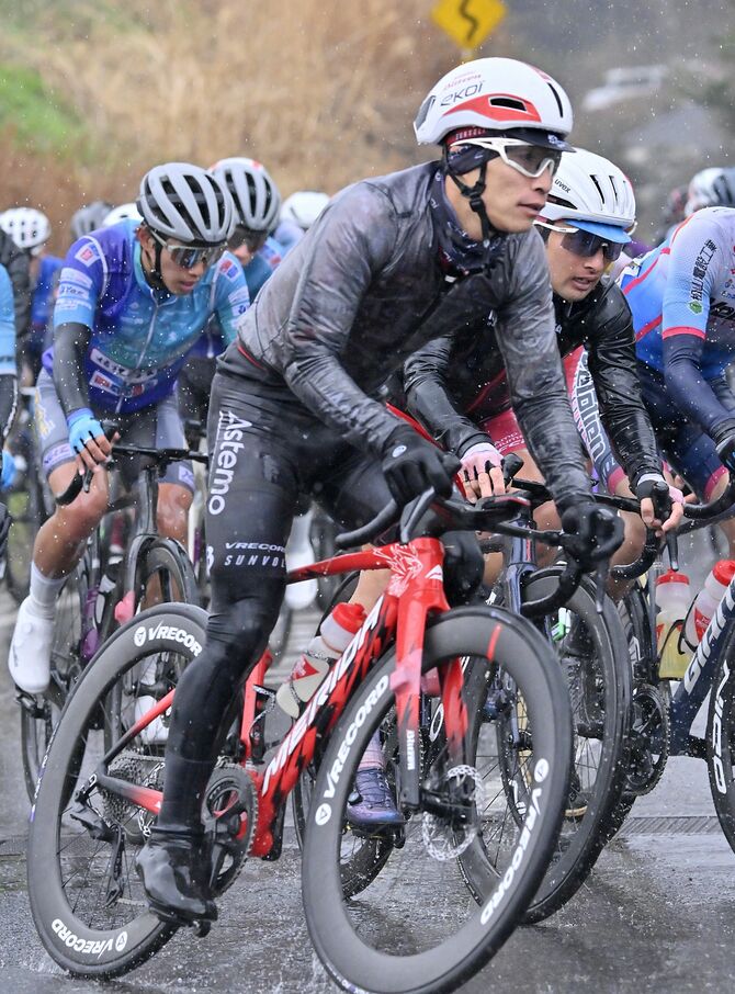 雨の中力走し、チーム最高の５位となったブリッツェンの岡（手前）＝井頭公園周辺特設コース、広瀬華撮影