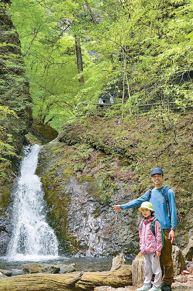 滝つぼにたまる冷たい水に触れることもできる風挙の滝