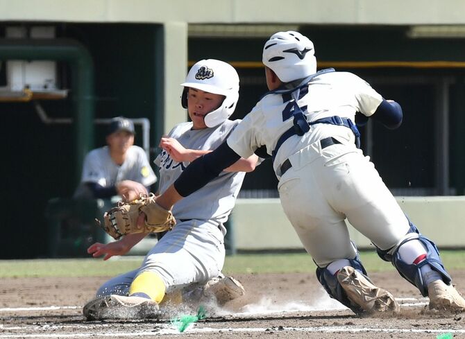 ２回、足大付の２走・駒形（左）が五十畑の右前安打で本塁を狙うが憤死。捕手は栃商・佐柄＝エイジェック、井上孝男撮影