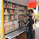 人気絵本作家のイラストでラッピング　移動図書館「ともしび号」新車両披露…