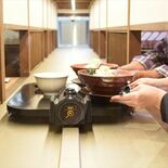 レーンに載せてラーメン提供　丸高屋が独自システムで矢板に新店　店員の人…