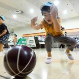 宇都宮第二トーヨーボウル　園児をボウリングに無料招待　70人、全身を使…