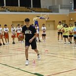 宇都宮ブレックス選手がバスケ指導　小山で児童55人、高島選手から応用的…