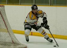 バックス、神戸にＰＳ勝ち　４連勝で２位に勝ち点２差