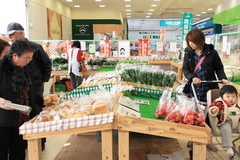 農産物直売所「愛菜果」（ＪＡしもつけ）　県内初の店内店　高い品質が特徴