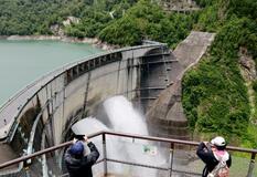 黒部ダムで観光放水始まる