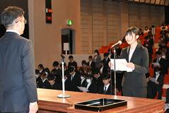 242人に奨学証書