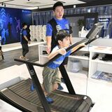 体力測定、どっちが勝つ？　栃木のスポーツ科学施設で親子が対決