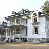 旧青木家那須別邸（那須塩原）　国重文・明治時代　ドイツの建築技術が随所に　外壁、内装も白で統一