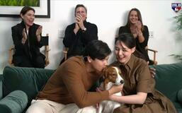 妻と愛犬抱き寄せ喜ぶ