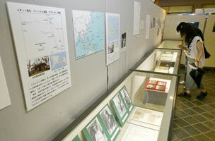 地図や写真で２人の兵士の足跡を解説している展示