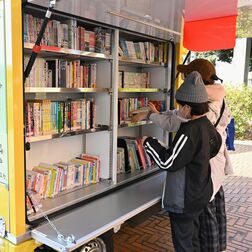 人気絵本作家のイラストでラッピング　移動図書館「ともしび号」新車両披露、４月運行へ　足利