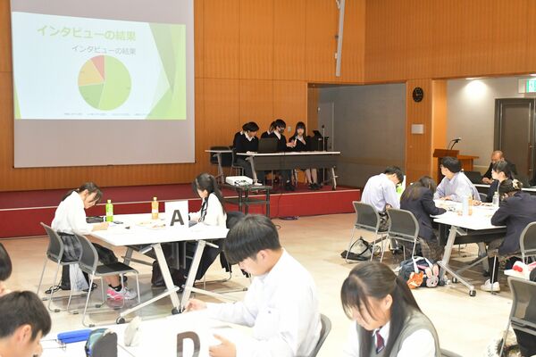 無意識の偏見に関する探求結果を発表する高校生ら＝18日午後、県総合文化センター