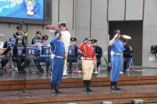 交通機動隊の制服を紹介する県警音楽隊＝３日午後、宇都宮市江野町