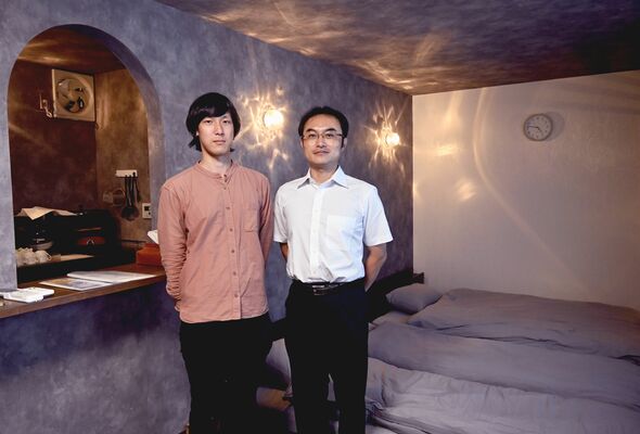 空きアパートをリノベーションしインバウンド向け宿泊施設として再生したえんやの高緑社長（右）とデザイナーの高橋さん