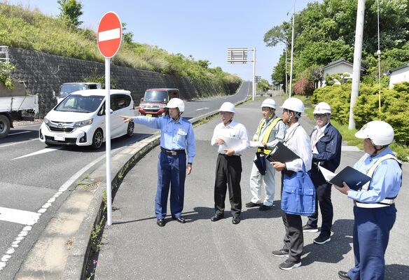鬼怒テクノ通りのランプ交差点を点検する参加者たち＝13日午後、真岡市亀山