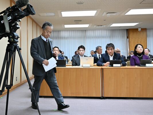 採決を前に退席する保坂氏