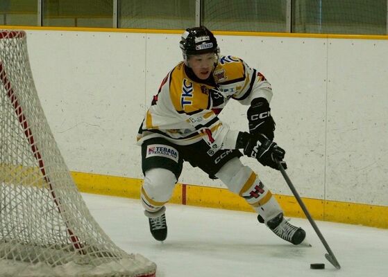 第3ピリオドに得点するなど活躍したバックスのFW大津=尼崎スポーツの森アイススケートリンク