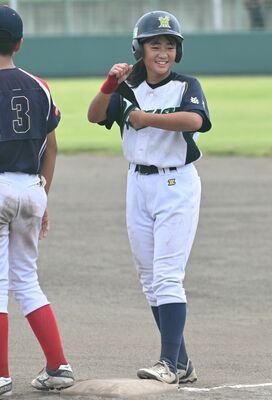 １回、先制の２点適時打を放ち、笑顔を見せる矢板東クラブの加藤心＝県営Ｂ