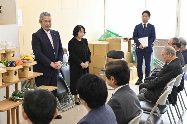 事務所開きであいさつする佐藤氏（左）＝９日午前、小山市外城