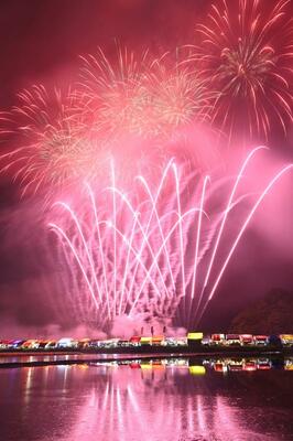 約１万発の花火が夜空を彩った「くずうフェスタ２０２５」の花火大会
