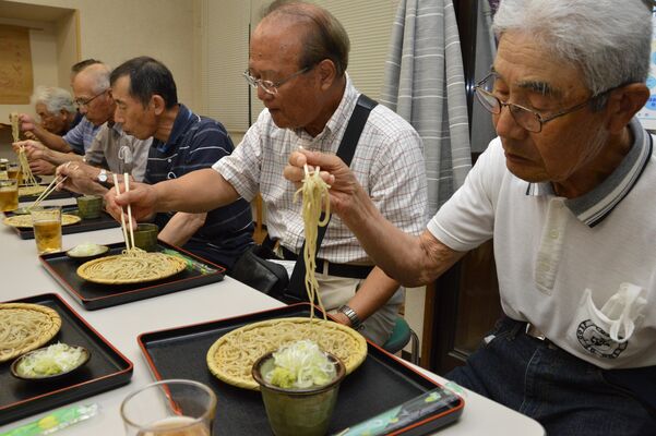 今年の寒ざらしそばを試食する参加者ら