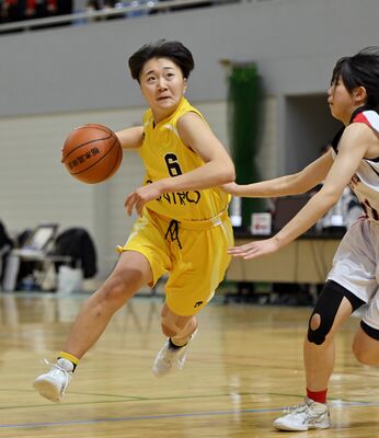 女子決勝リーグ　第１クオーター４分、矢板中央の阿部がドリブルで切り込む＝清原体育館、広瀬華撮影