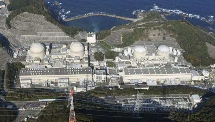 　関西電力大飯原発。右から１号機、２号機、３号機、４号機＝２０２４年１１月１４日、福井県おおい町