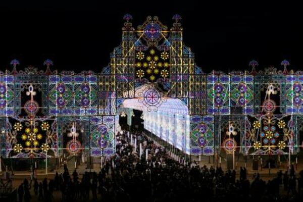 　「神戸ルミナリエ」が開幕し、色鮮やかに輝く光の回廊「ガレリア」＝３０日夜、神戸市中央区