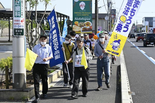 護憲や平和外交を訴えパレードする市民ら＝３日午後、小山市東城南４丁目
