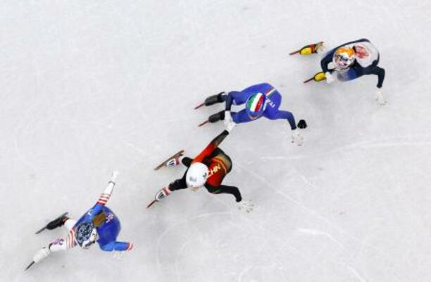 　女子５００メートル予選　滑走する金井莉佳（上）＝ミラノ（共同）