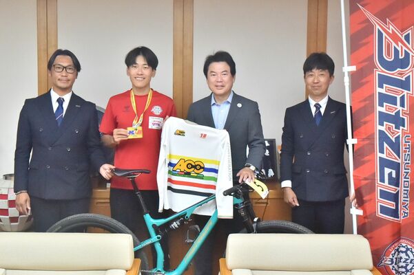 佐藤市長を表敬訪問した宇都宮ブリッツェンの沢田（左から２人目）＝宇都宮市役所