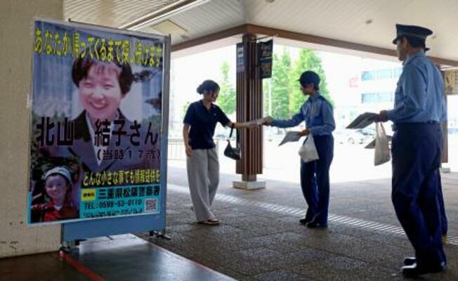 　北山結子さんの情報提供を呼びかける三重県警松阪署員＝１３日午前、ＪＲ松阪駅前