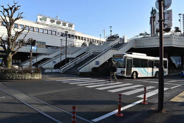 車両と歩行者の動線が複数箇所で交差する現在の駅前広場