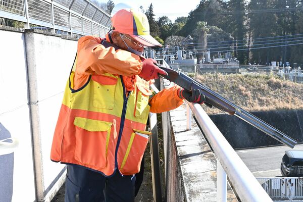 クマ出没対応訓練で、対象に向けて銃を構える県猟友会のメンバー＝１月下旬、佐野市戸奈良町