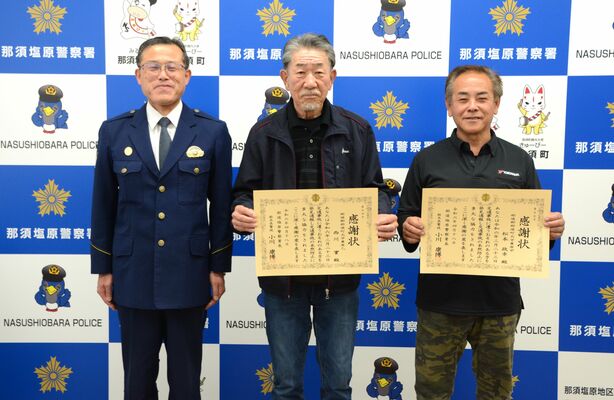 小川署長（左端）から感謝状を受け取った実さん（中央）と松本さん