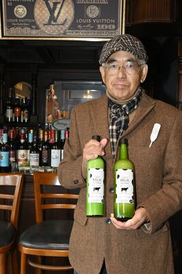 町内産牛乳を使用したリキュールをＰＲする室井代表