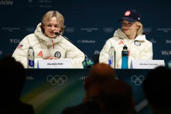 　記者会見するフィギュアスケート米国代表のイリア・マリニン（左）とアンバー・グレン＝４日、イタリア・ミラノ（共同）