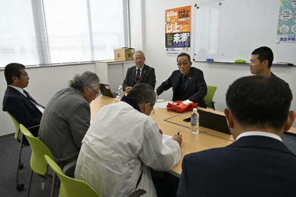 守る会発足に当たり決意を述べる佐藤会長(奥中央)=26日午前、宇都宮市上戸祭町