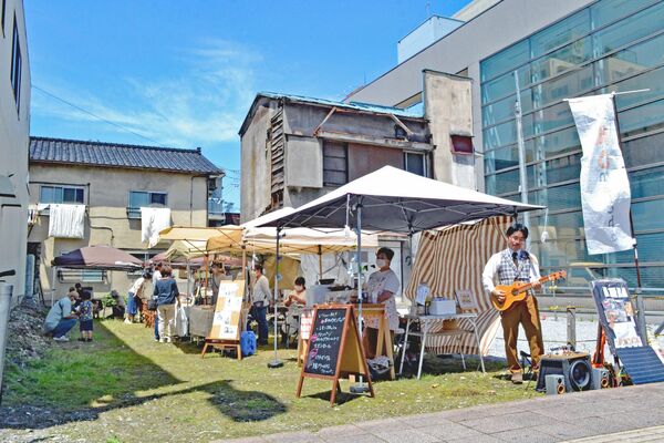 大通り沿いの旧金田屋パン店跡地で開かれたマルシェ