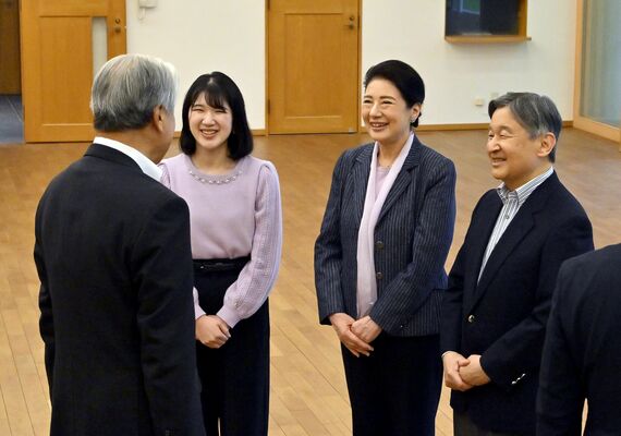御料牧場の集会所で福田知事（左）と言葉を交わす天皇ご一家＝1日午後5時、高根沢町上高根沢、代表撮影