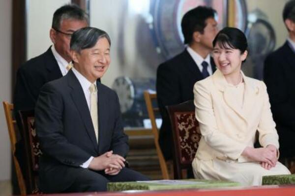 皇居で開かれた秋季雅楽演奏会に臨まれる天皇陛下と長女愛子さま=26日午前(代表撮影)
