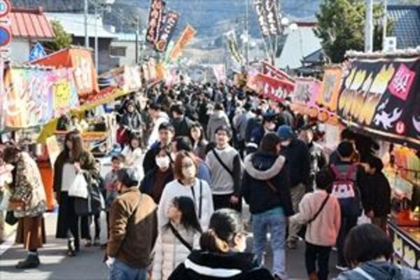 縁起物などを買い求める客でにぎわった黒羽大花市