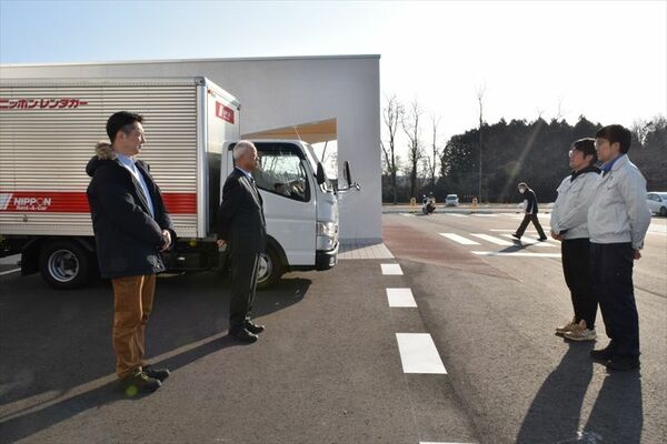 出発式で職員を激励する見形町長（左から２人目）ら