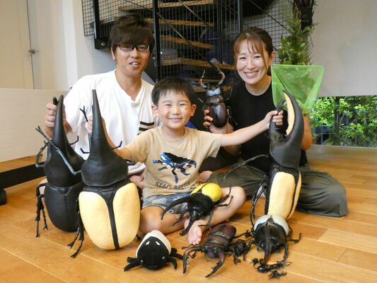 昆虫と植物が大好きな夏樹ちゃん（中央）と和弘さん、麻有子さん