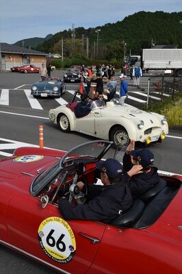道の駅湧水の郷しおやに着いたクラシックカー（手前）とチェックを済ませ出発する車